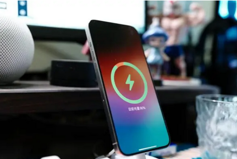 富裕苹果15换屏服务分享用什么充电器给iPhone15充电更好 